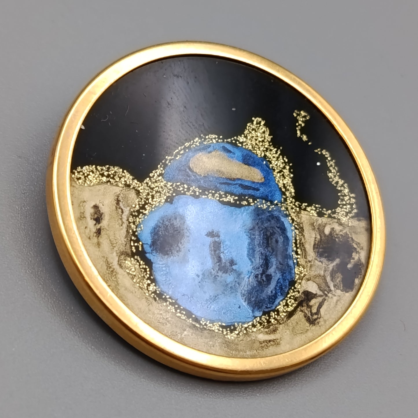 Vintage Brosche Rundes Design mit blau-gold