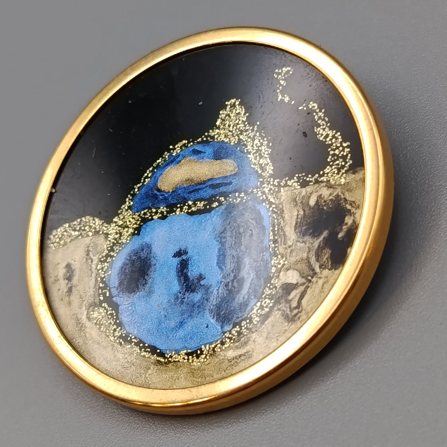 Vintage Brosche Rundes Design mit blau-gold