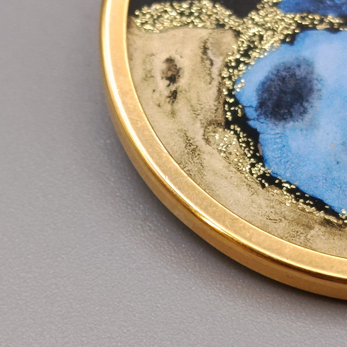 Vintage Brosche Rundes Design mit blau-gold
