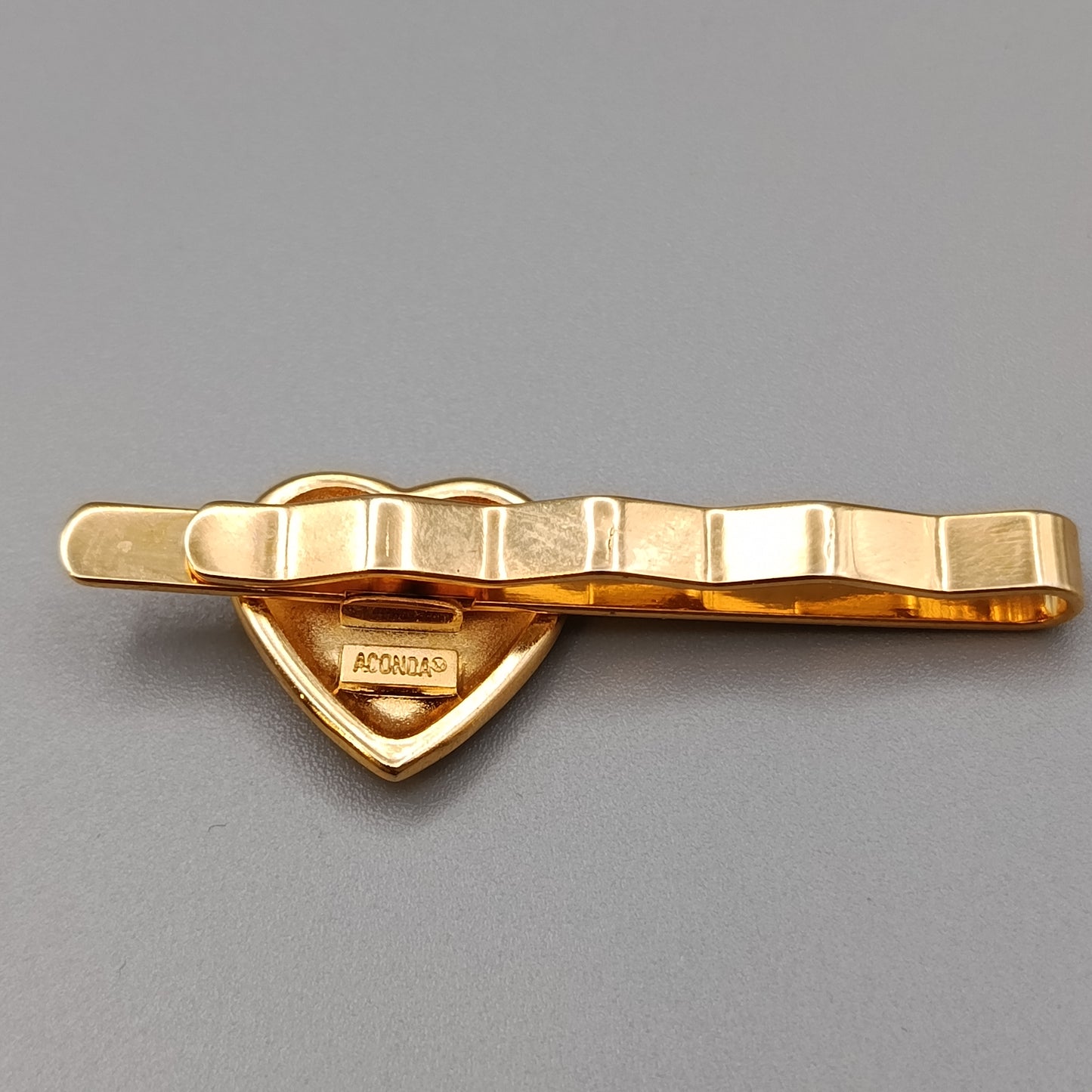 Elegante Aconda Krawattennadel mit Herz