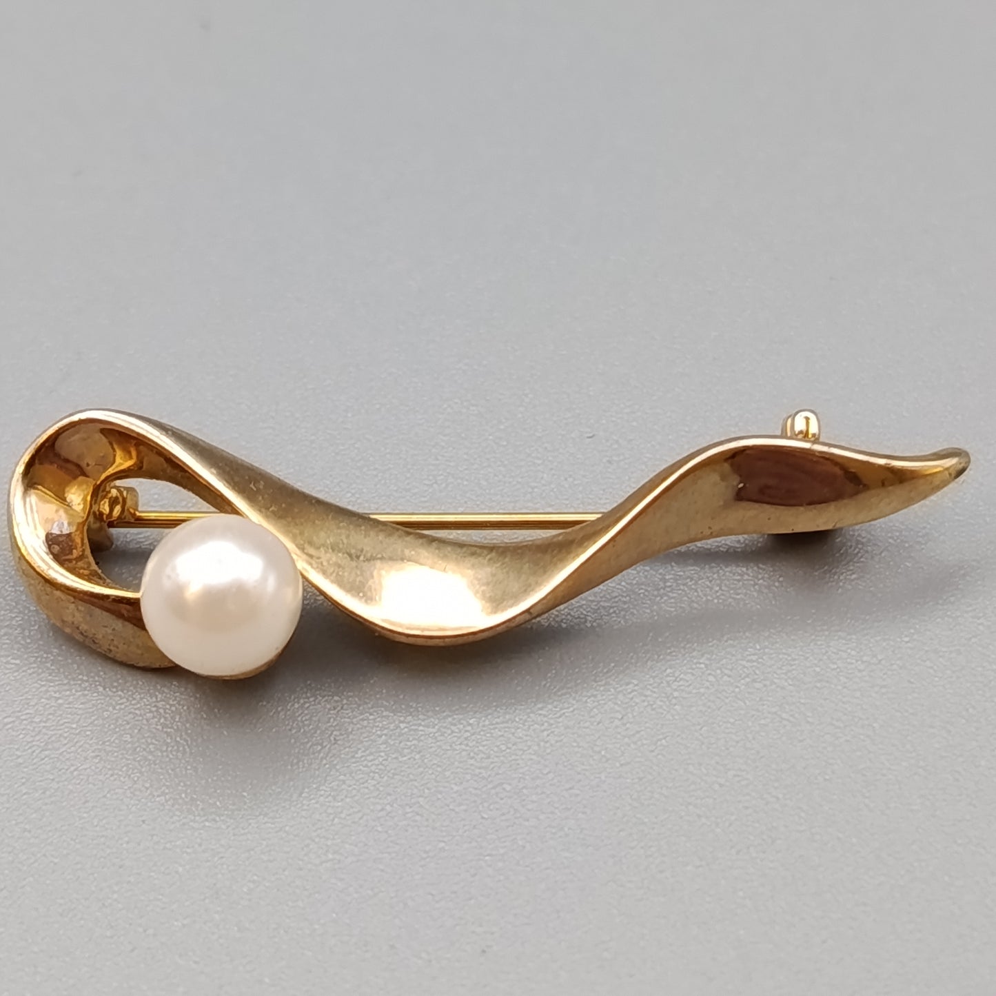 Elegante Vintage Brosche in Wellenform Goldoptik