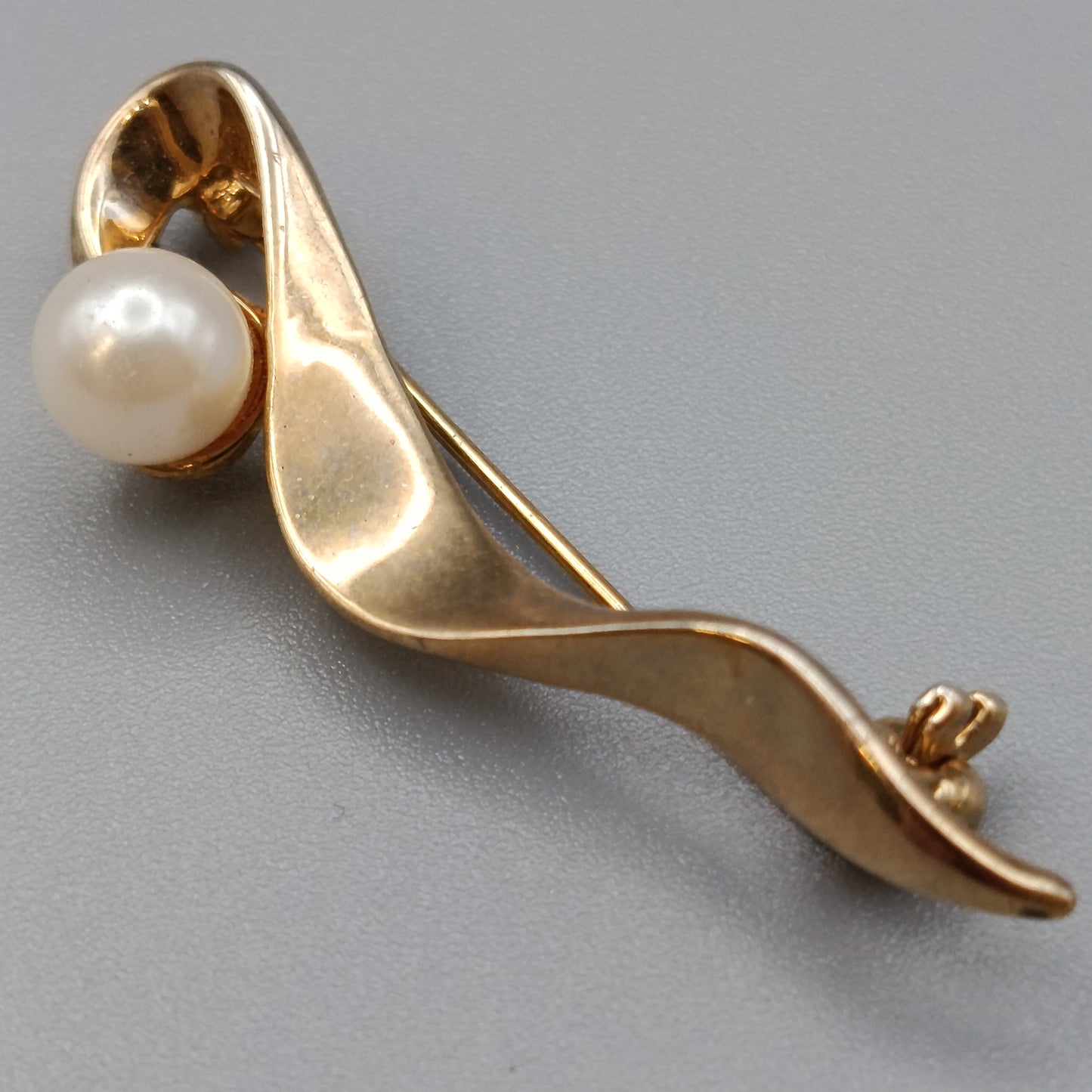 Elegante Vintage Brosche in Wellenform Goldoptik