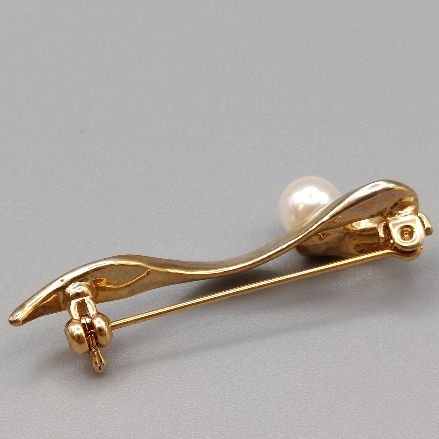 Elegante Vintage Brosche in Wellenform Goldoptik