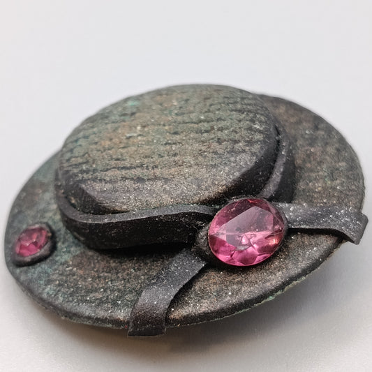 Kreative Vintage Brosche in Hutform mit rosa Steinen