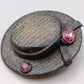 Kreative Vintage Brosche in Hutform mit rosa Steinen