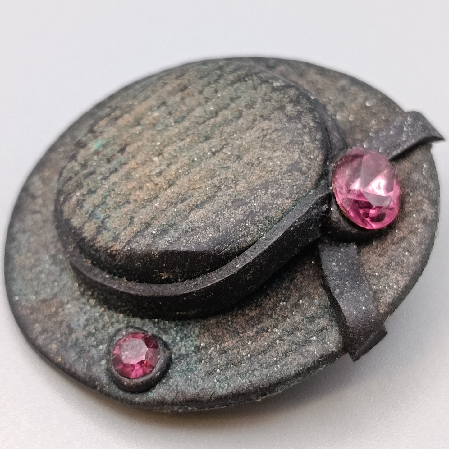 Kreative Vintage Brosche in Hutform mit rosa Steinen
