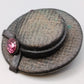 Kreative Vintage Brosche in Hutform mit rosa Steinen