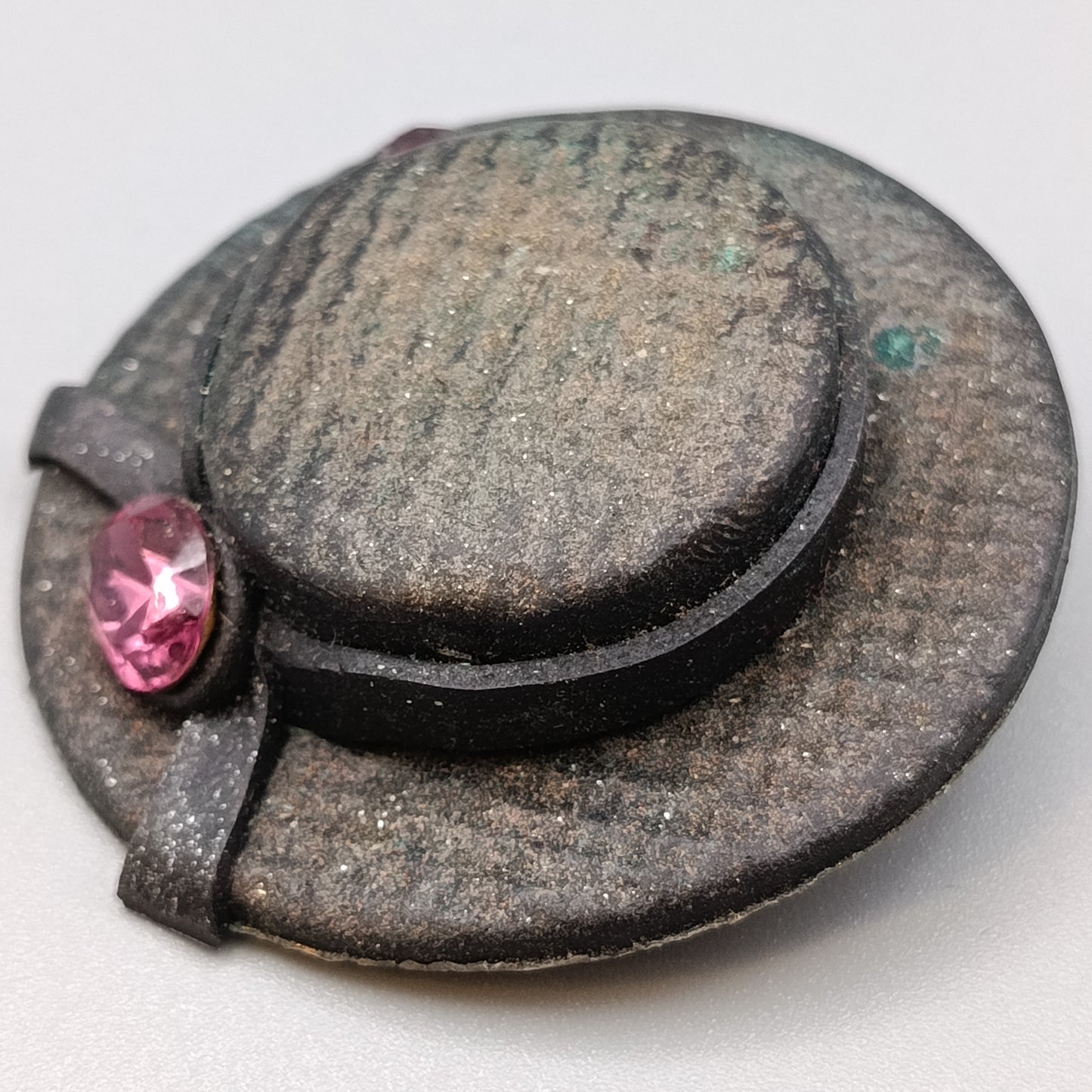 Kreative Vintage Brosche in Hutform mit rosa Steinen