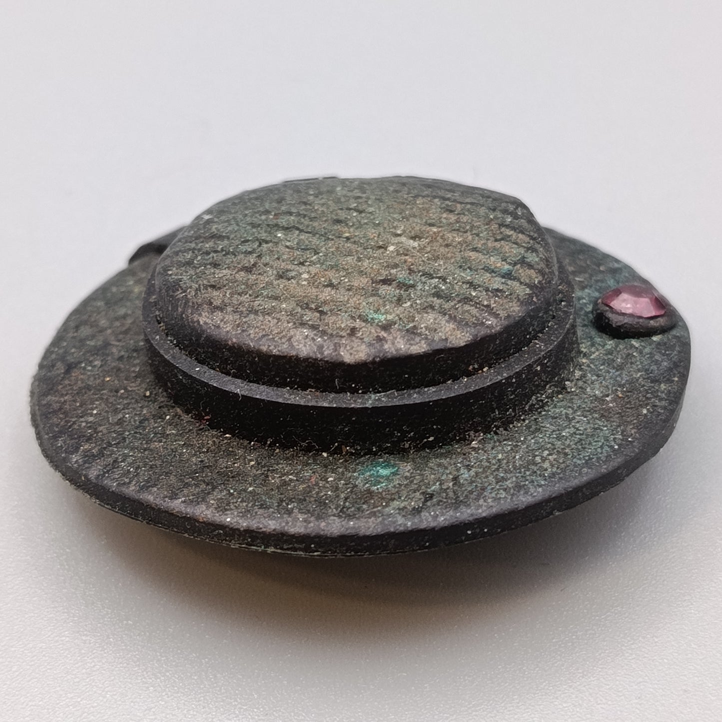 Kreative Vintage Brosche in Hutform mit rosa Steinen