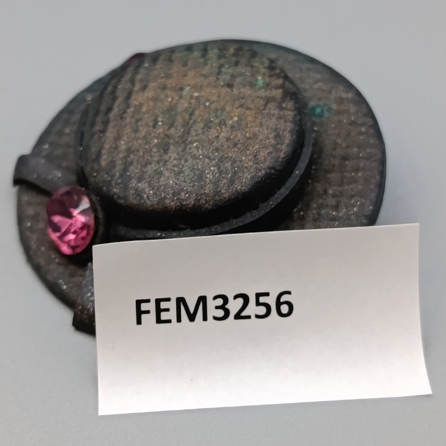 Kreative Vintage Brosche in Hutform mit rosa Steinen