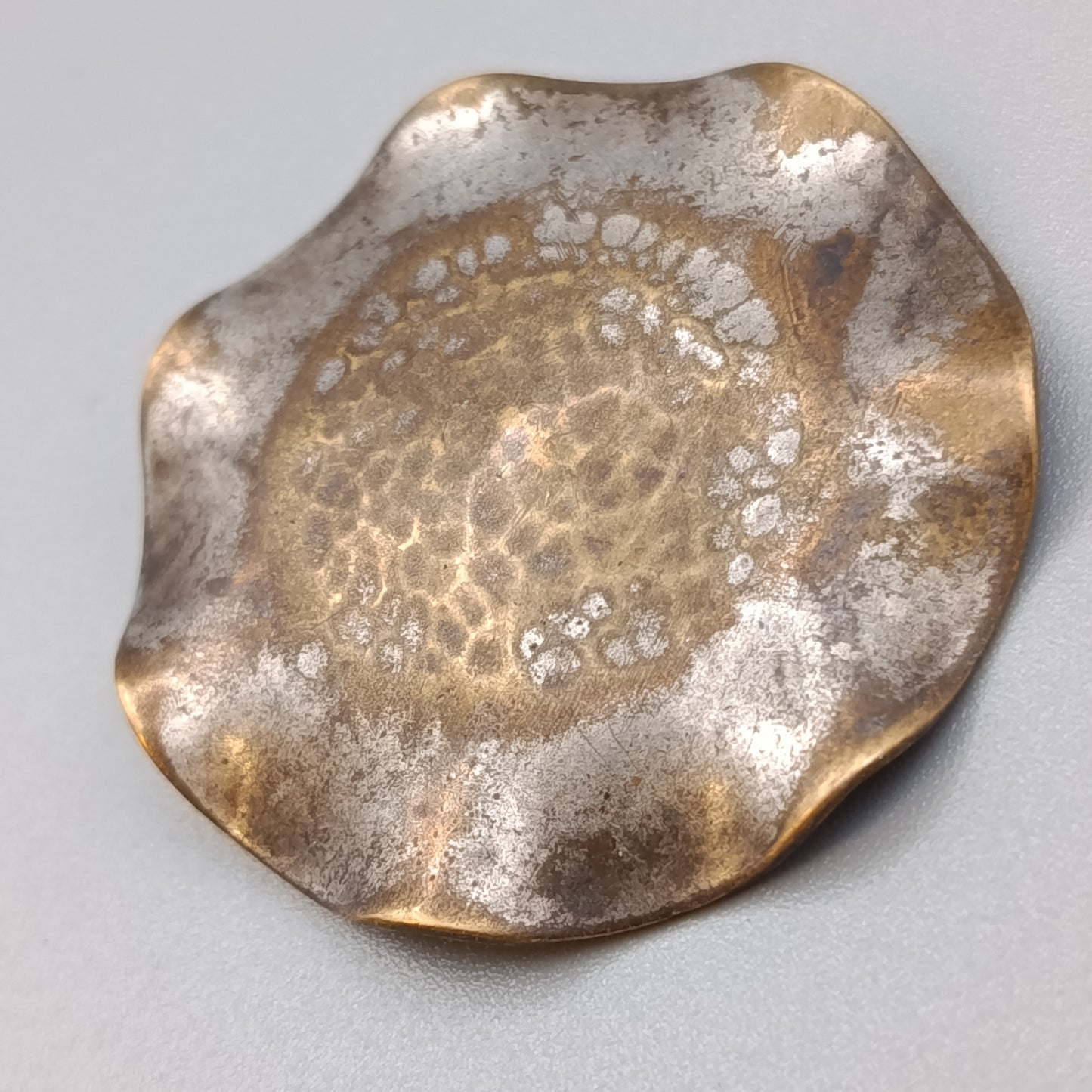 Rustikale Vintage Brosche Handarbeit im welligen  Design