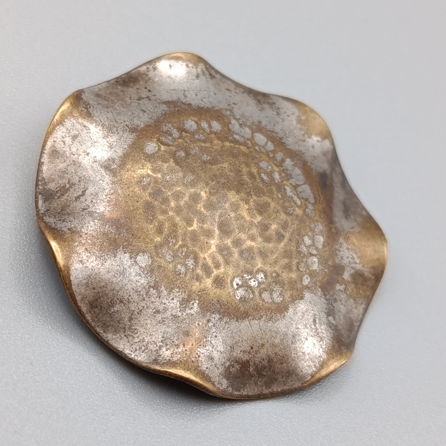 Rustikale Vintage Brosche Handarbeit im welligen  Design