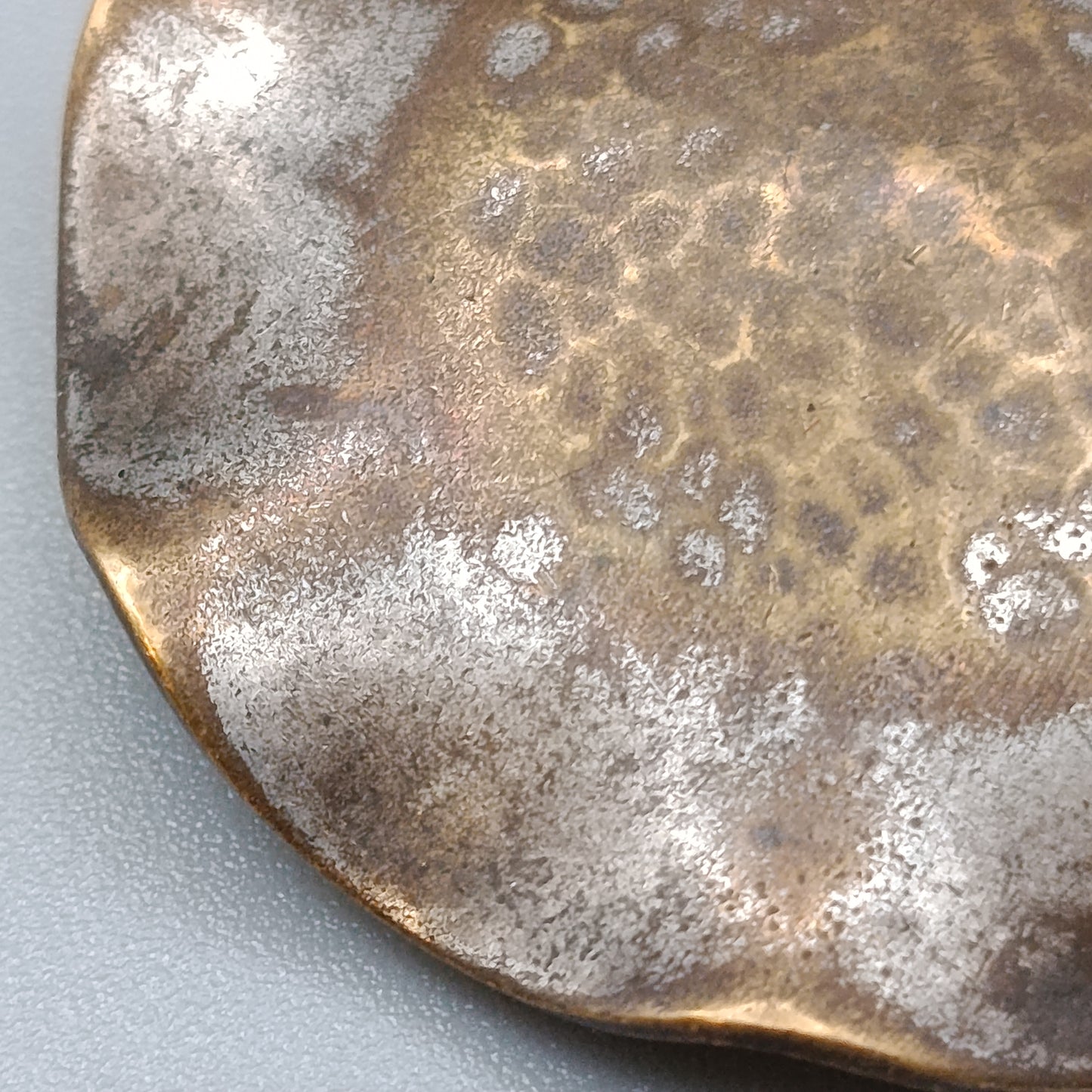 Rustikale Vintage Brosche Handarbeit im welligen  Design