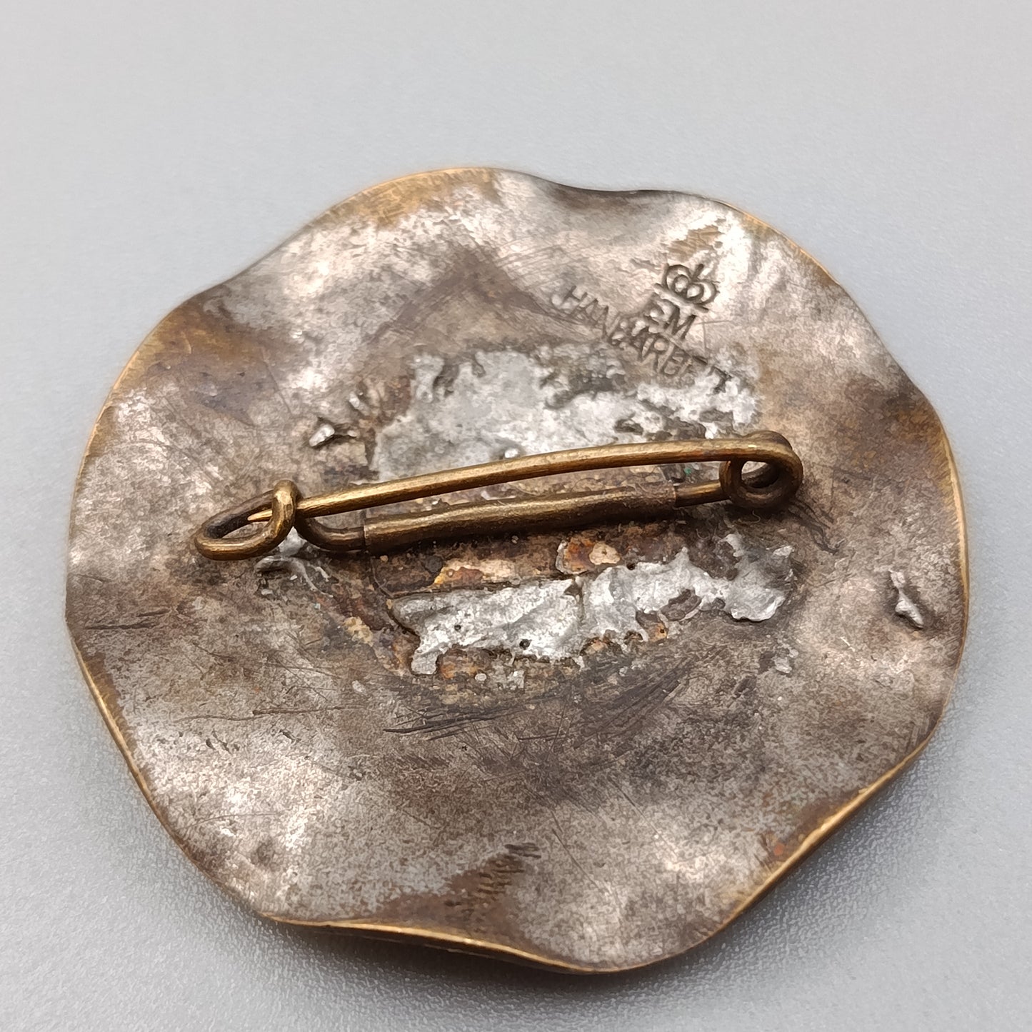 Rustikale Vintage Brosche Handarbeit im welligen  Design