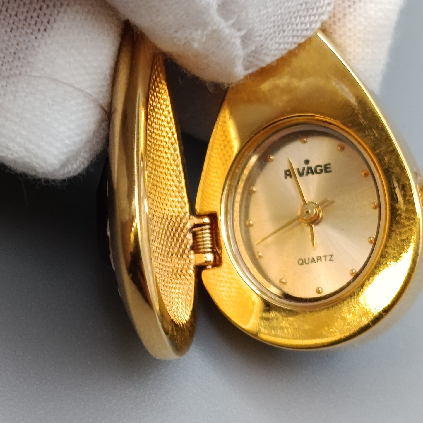 Elegante Rivage Ketten Uhr Glamouröses Medaillon Design