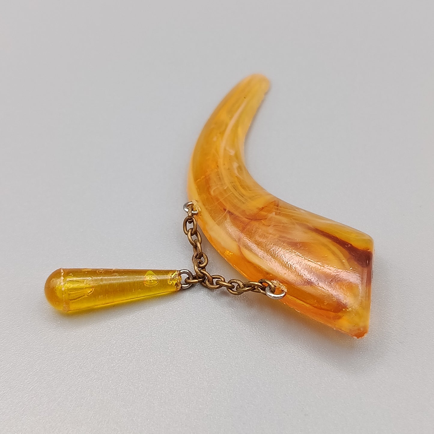 Vintage Brosche in Horn Optik Mit elegantem Ketten