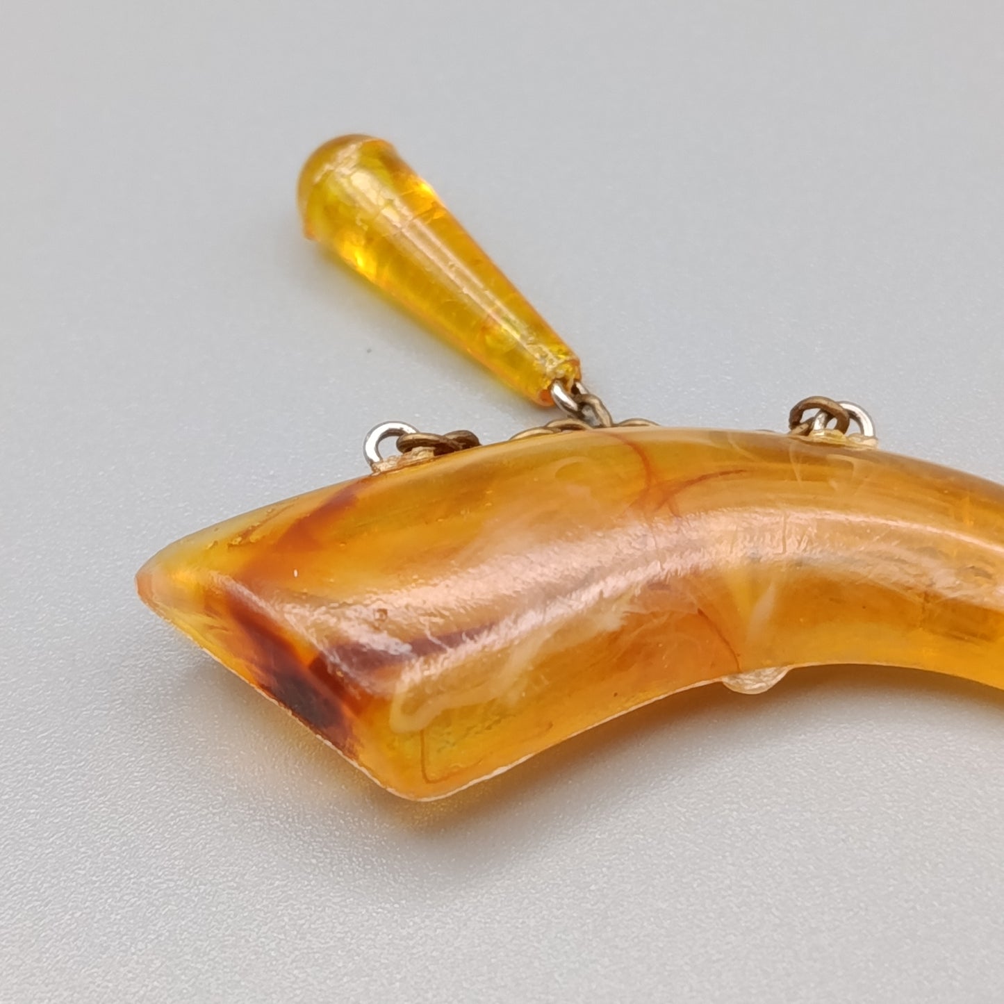 Vintage Brosche in Horn Optik Mit elegantem Ketten