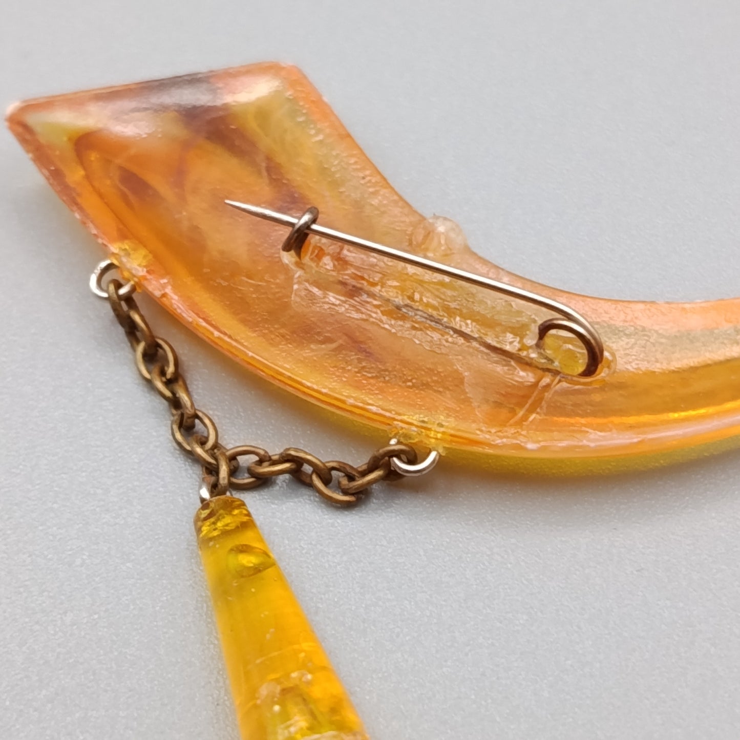 Vintage Brosche in Horn Optik Mit elegantem Ketten