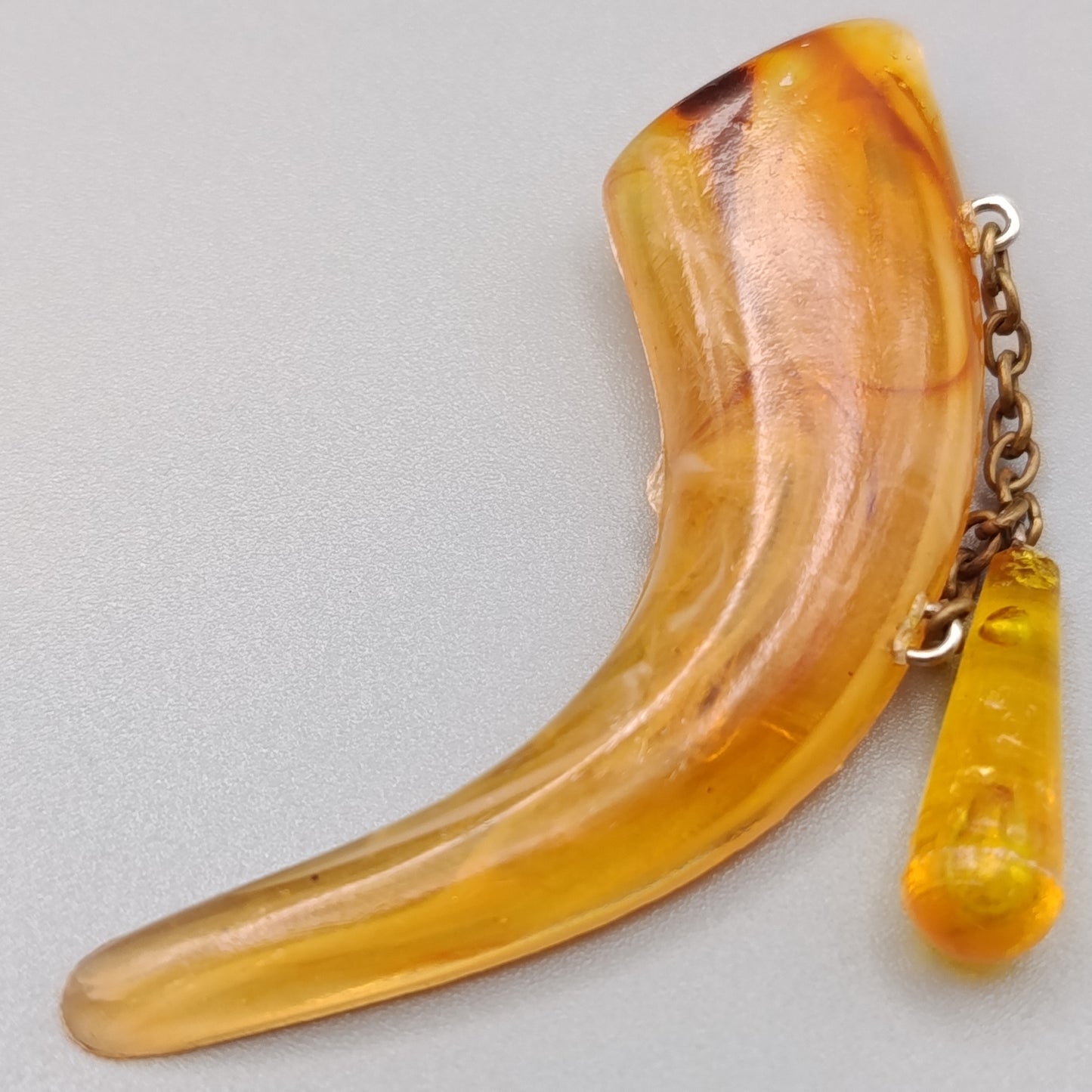 Vintage Brosche in Horn Optik Mit elegantem Ketten