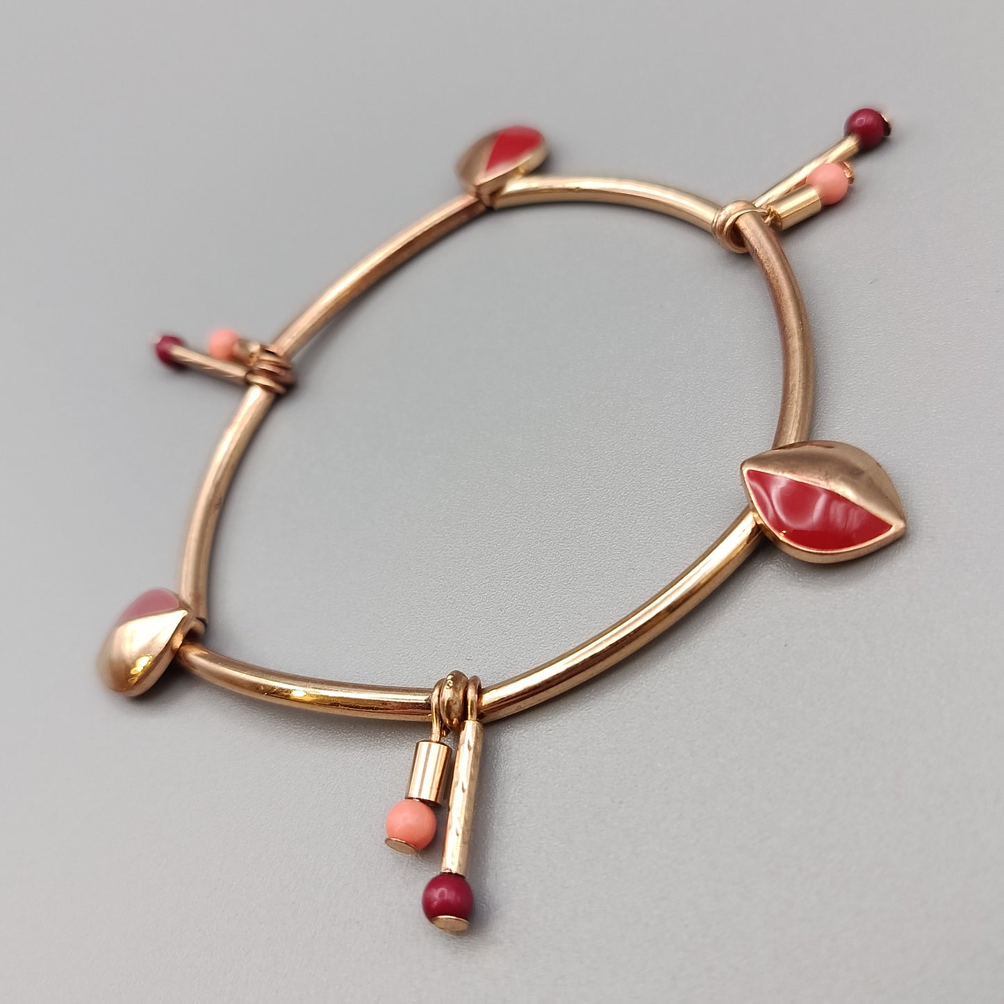 Damen Arm Band in Goldoptik Elastischer Reifen mit Charms
