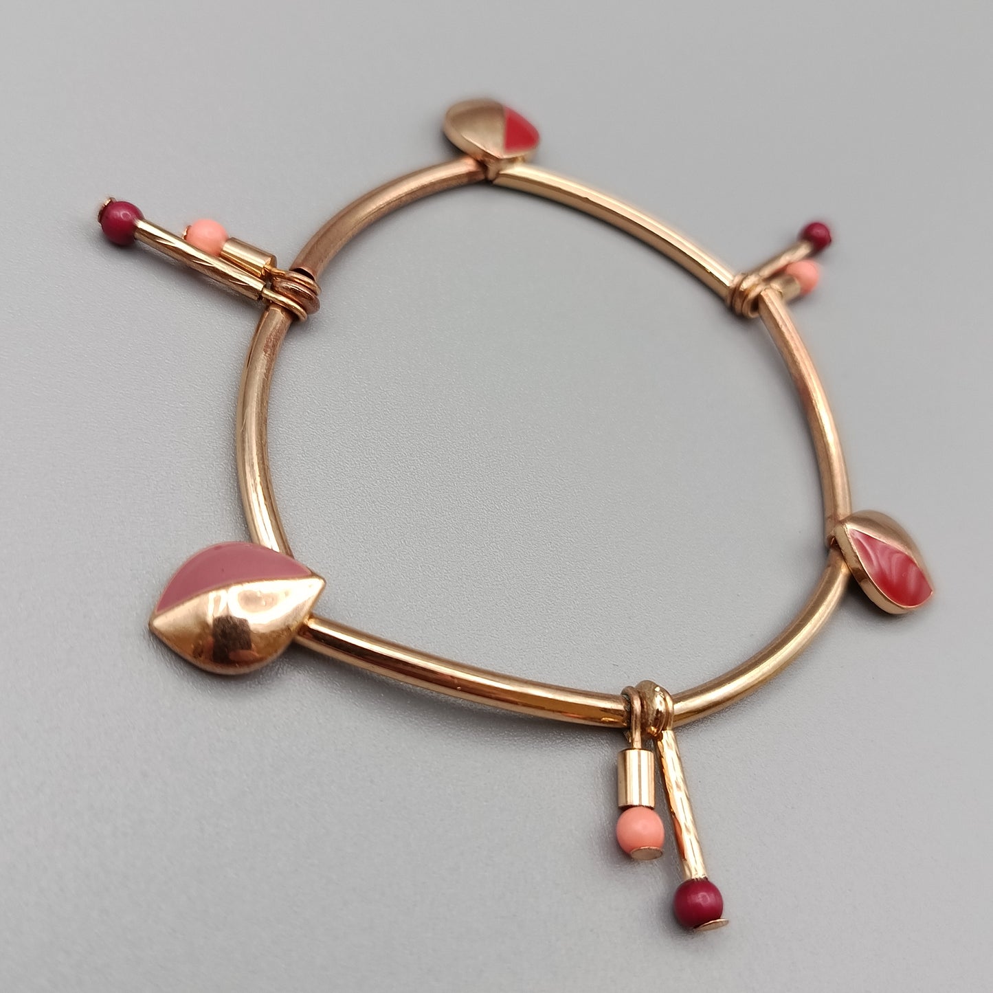 Damen Arm Band in Goldoptik Elastischer Reifen mit Charms