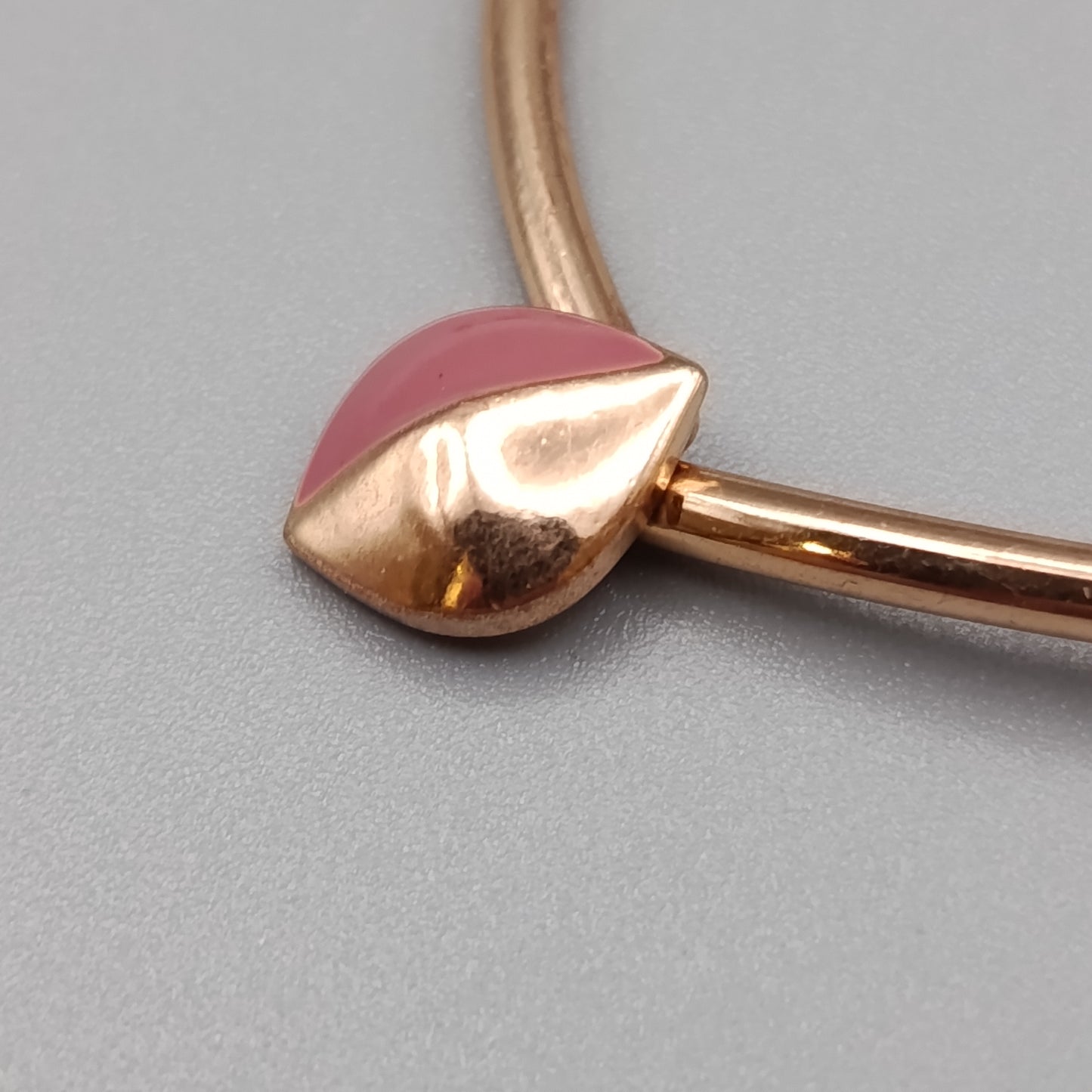 Damen Arm Band in Goldoptik Elastischer Reifen mit Charms