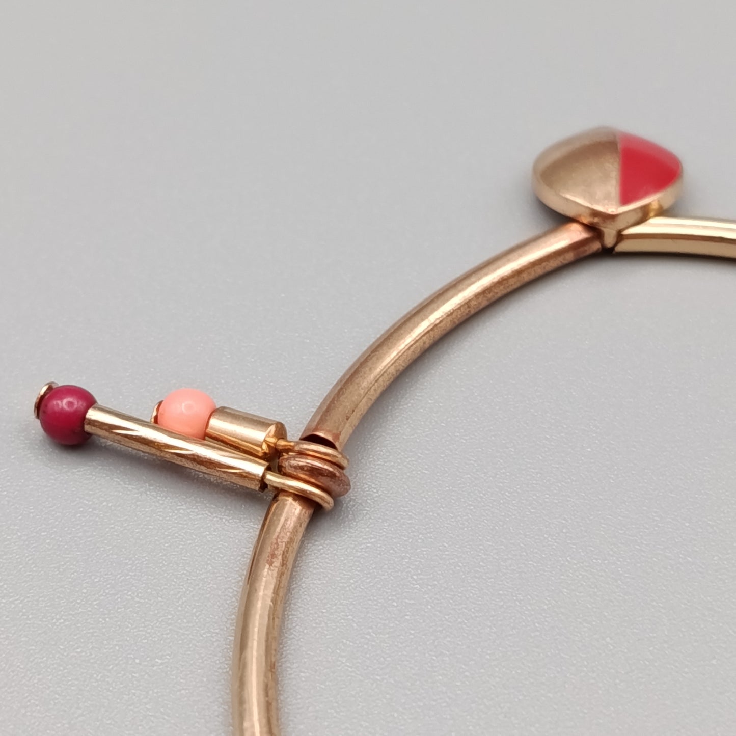 Damen Arm Band in Goldoptik Elastischer Reifen mit Charms