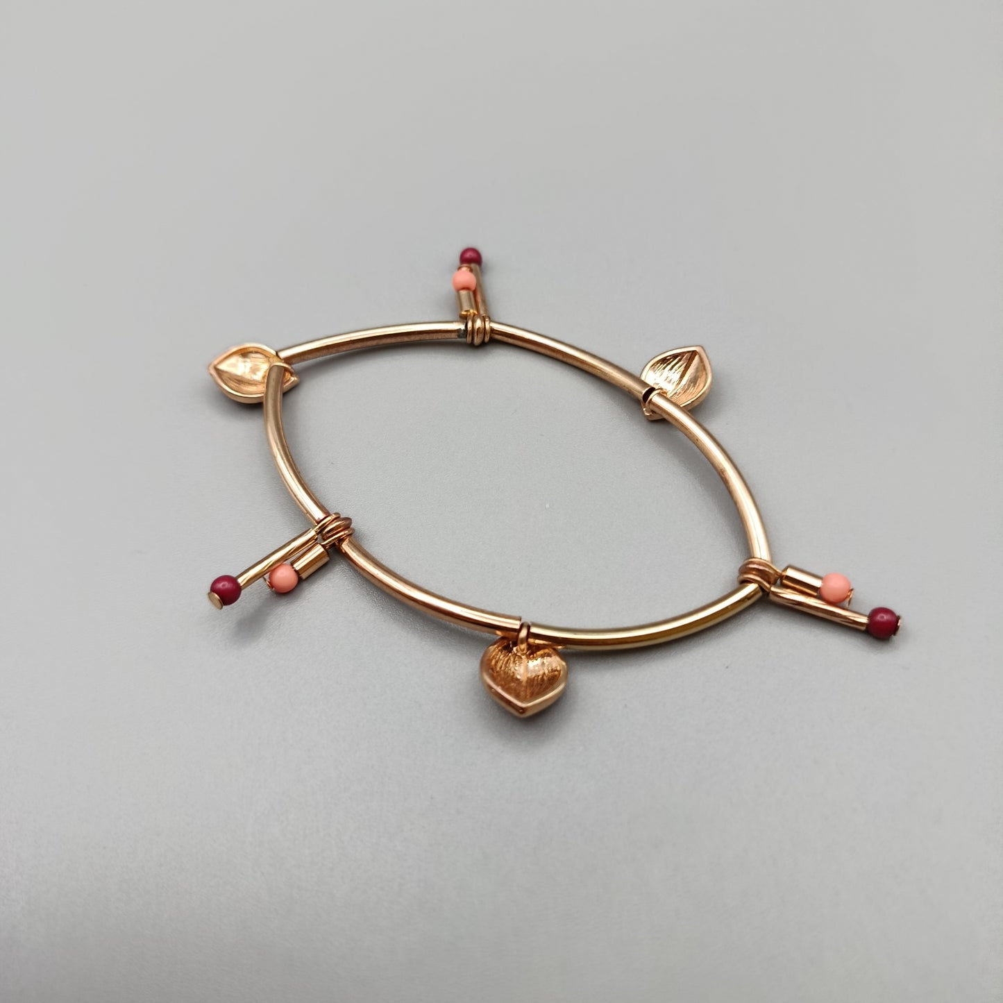 Damen Arm Band in Goldoptik Elastischer Reifen mit Charms