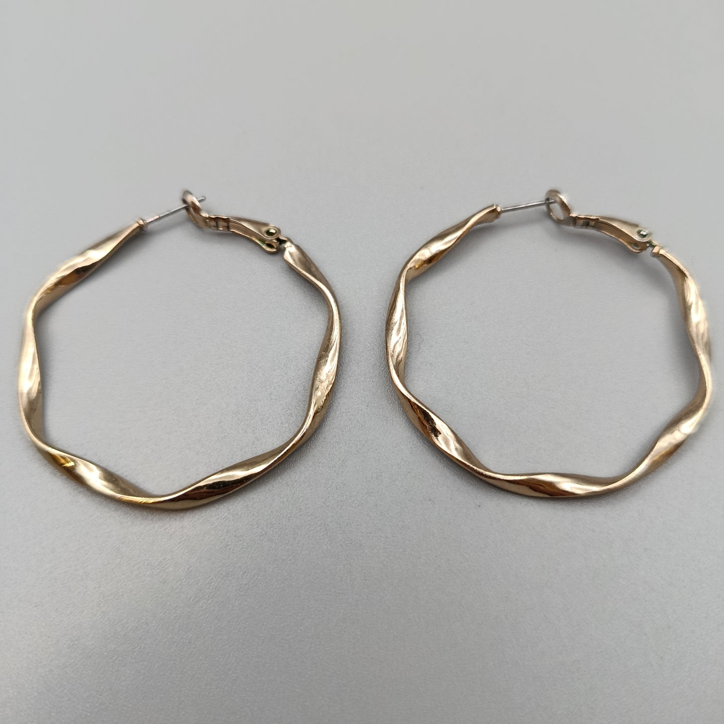 Moderne Damen Creolen im geschwungenen Wellen Design