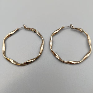 Moderne Damen Creolen im geschwungenen Wellen Design