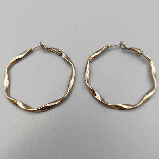 Moderne Damen Creolen im geschwungenen Wellen Design