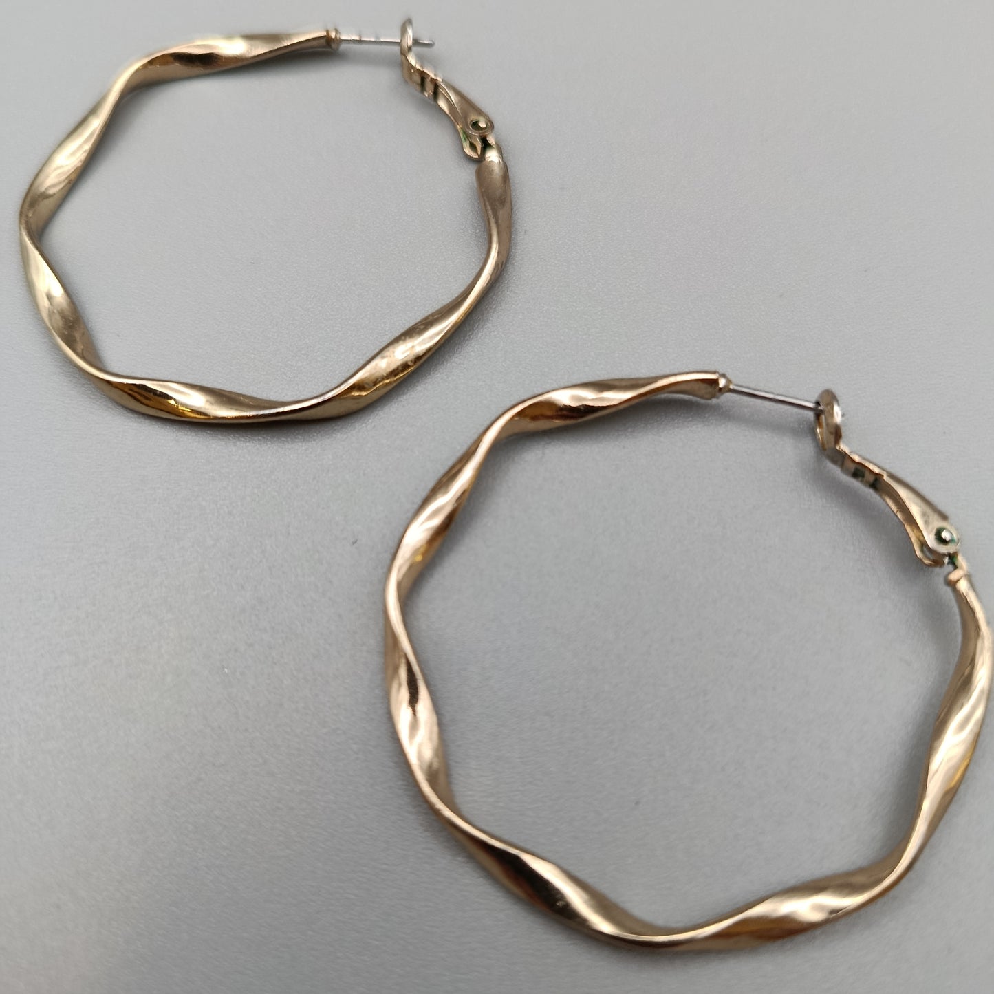Moderne Damen Creolen im geschwungenen Wellen Design