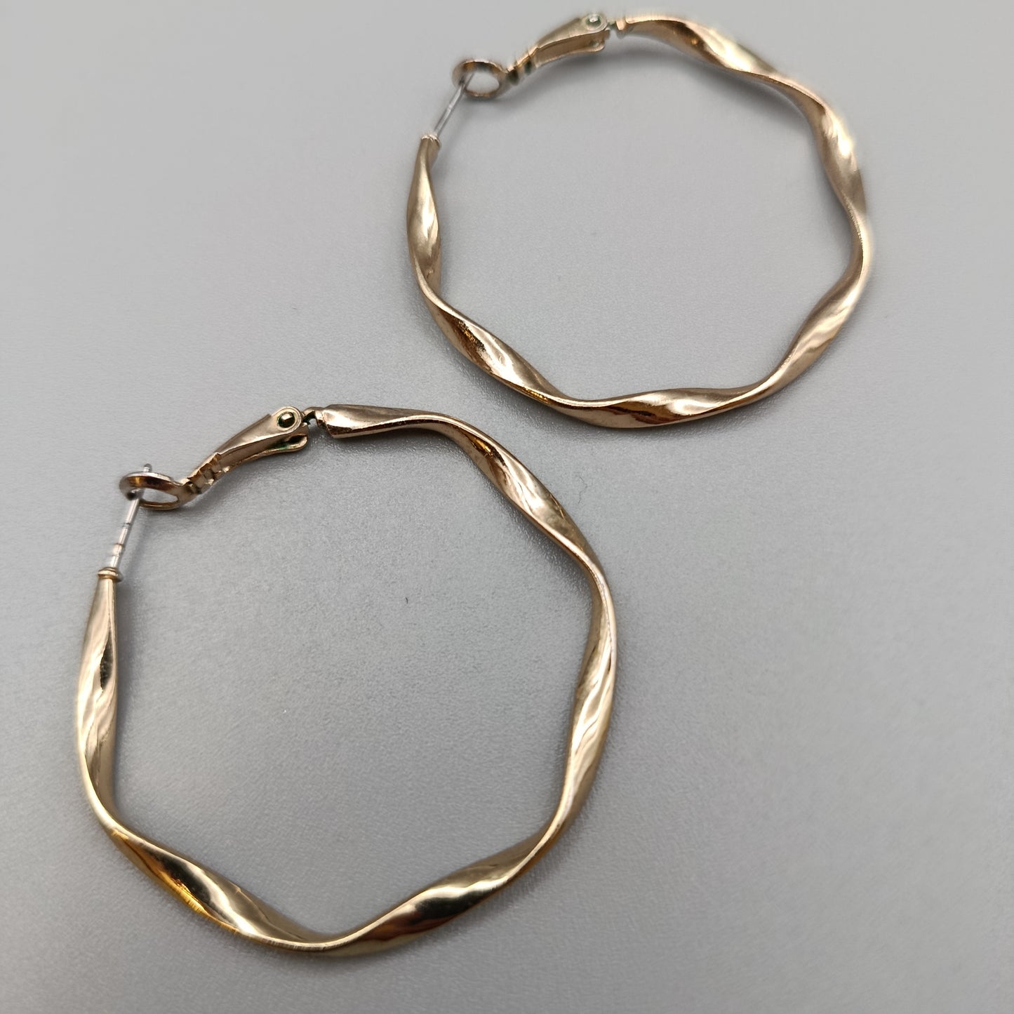 Moderne Damen Creolen im geschwungenen Wellen Design