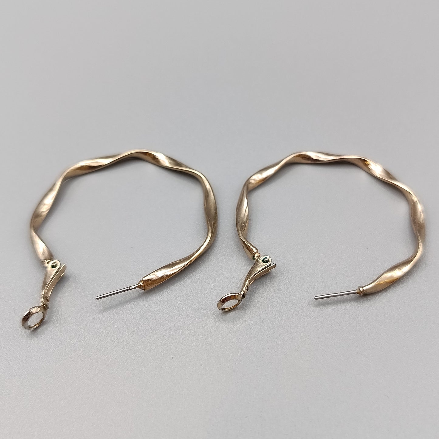 Moderne Damen Creolen im geschwungenen Wellen Design