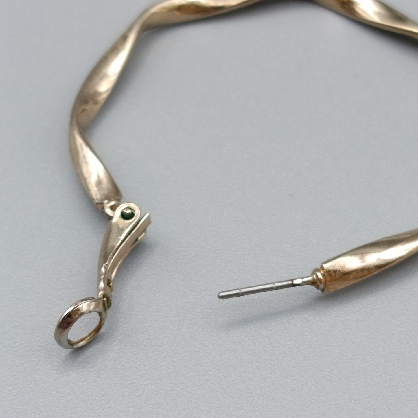 Moderne Damen Creolen im geschwungenen Wellen Design
