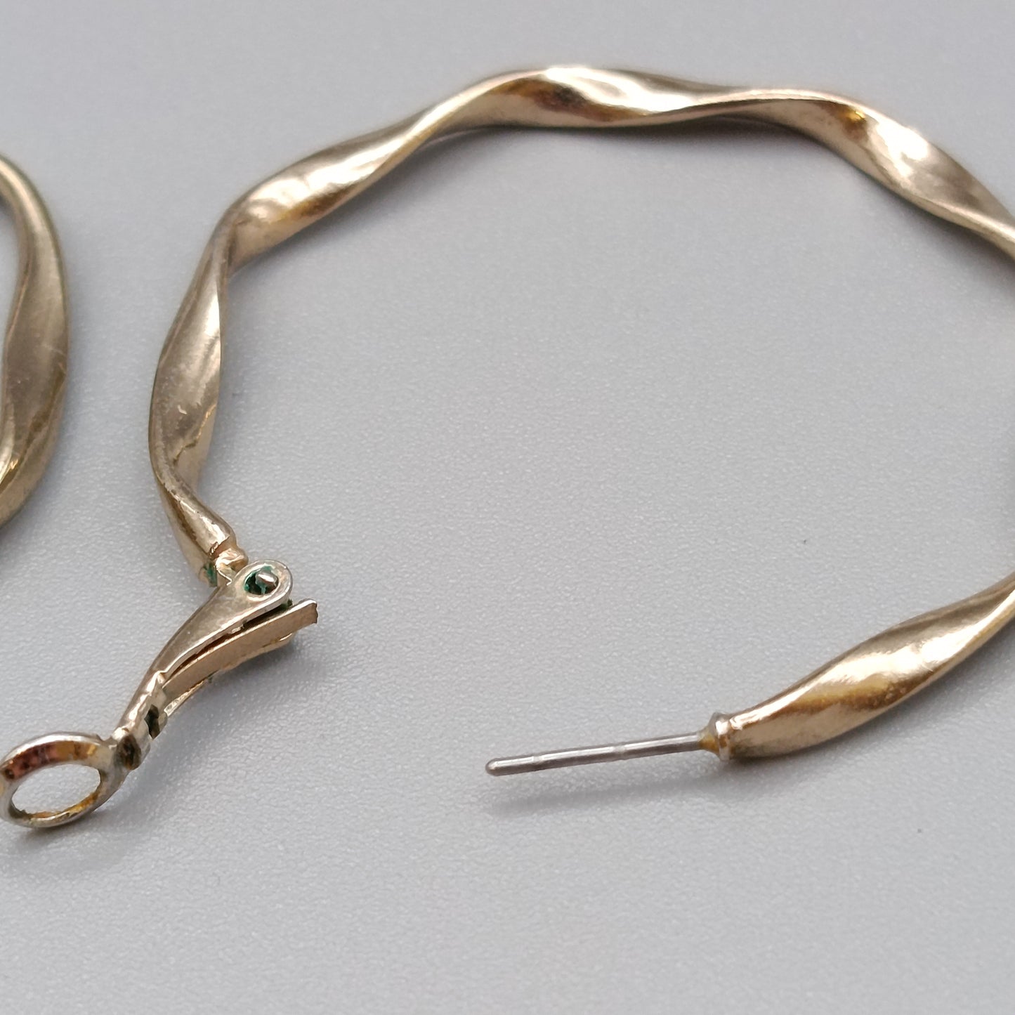 Moderne Damen Creolen im geschwungenen Wellen Design