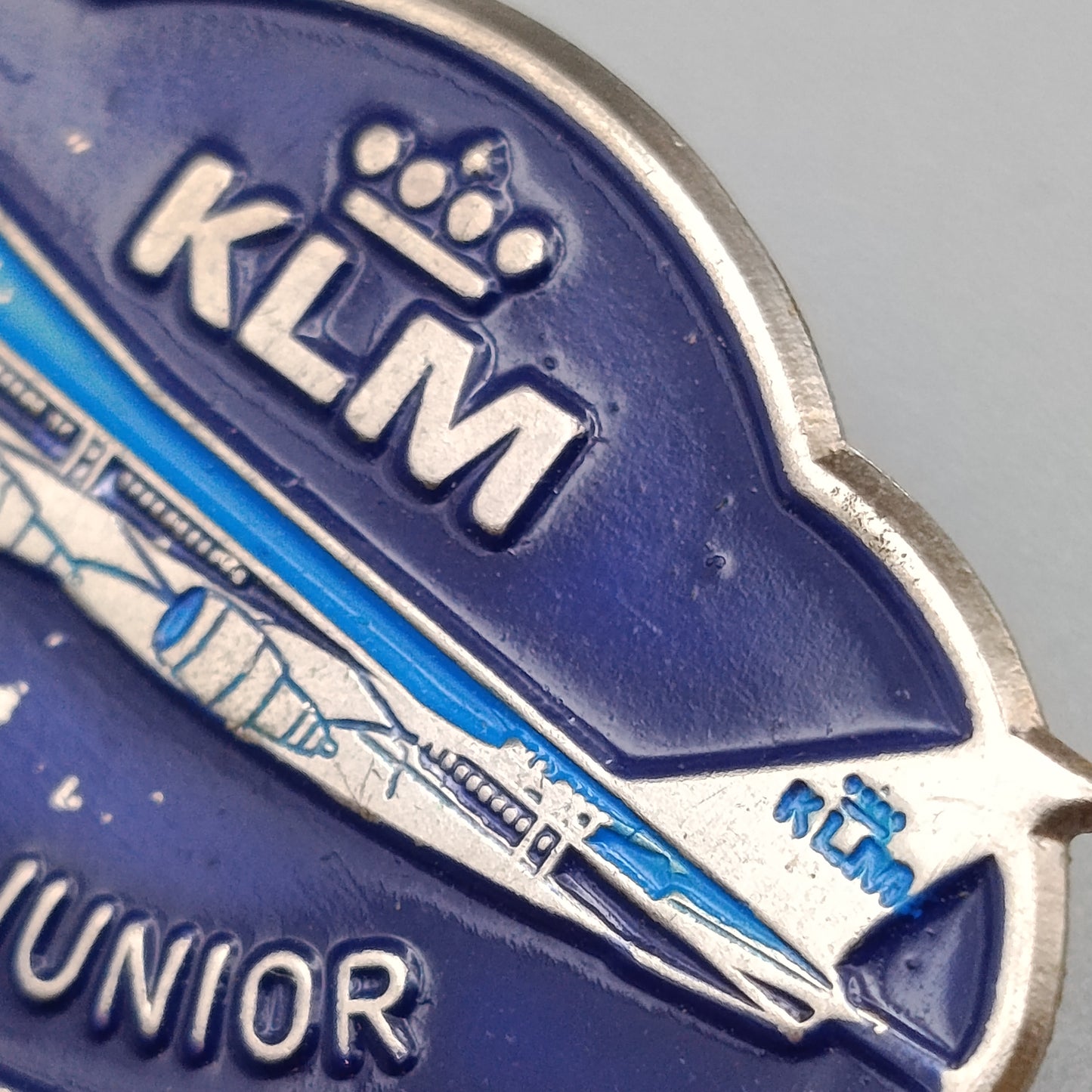 Vintage KLM Flying Junior Anstecknadel Blaues Flugzeug