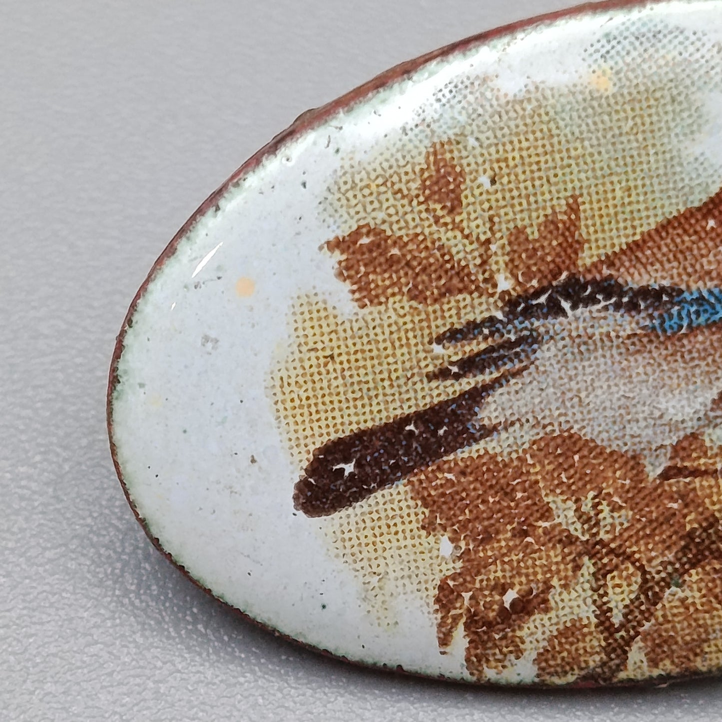 Vintage Emaille Brosche – Ovaler Pin mit Vogel Motiv