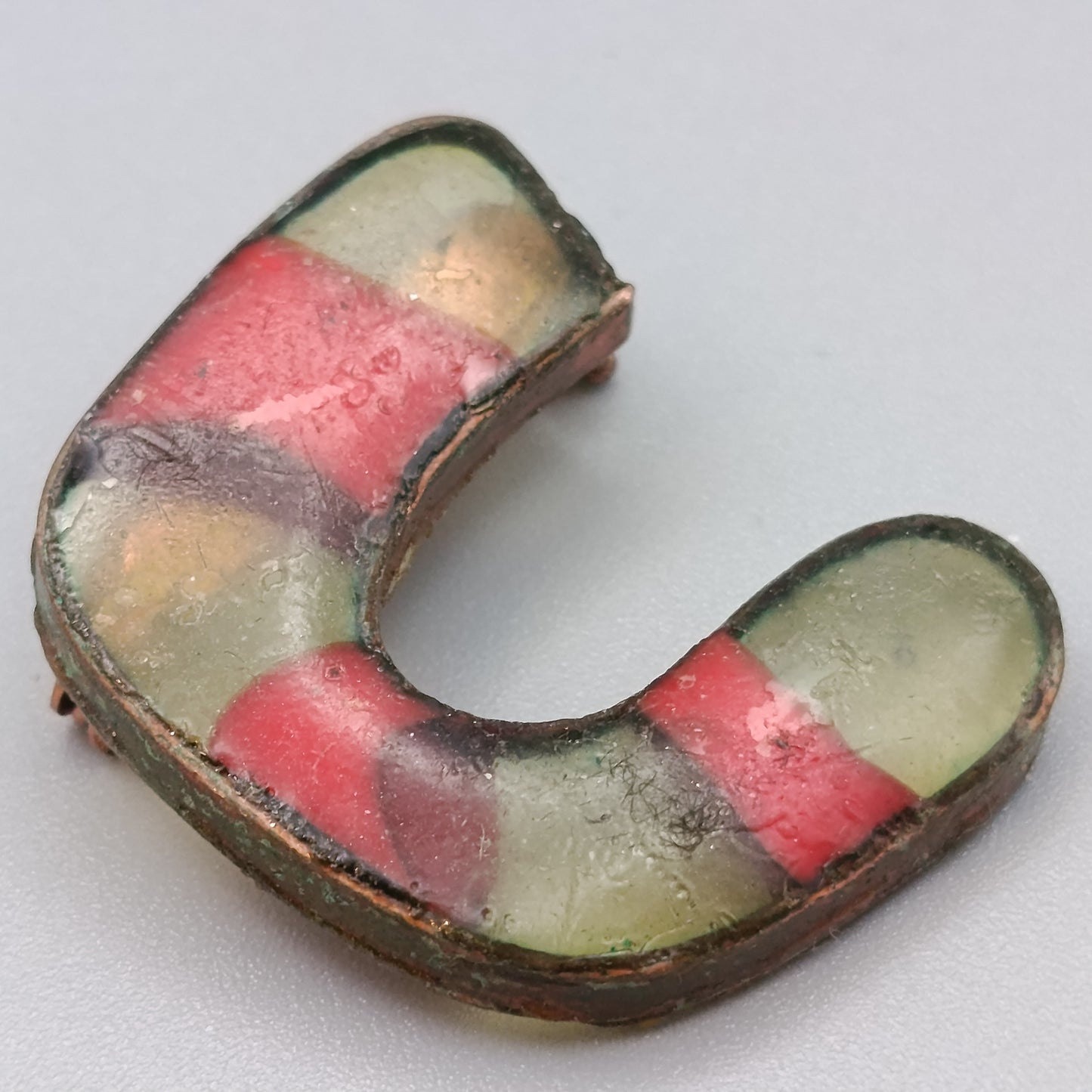 Vintage Emaille Brosche – Hufeisen Form rot grün bunt
