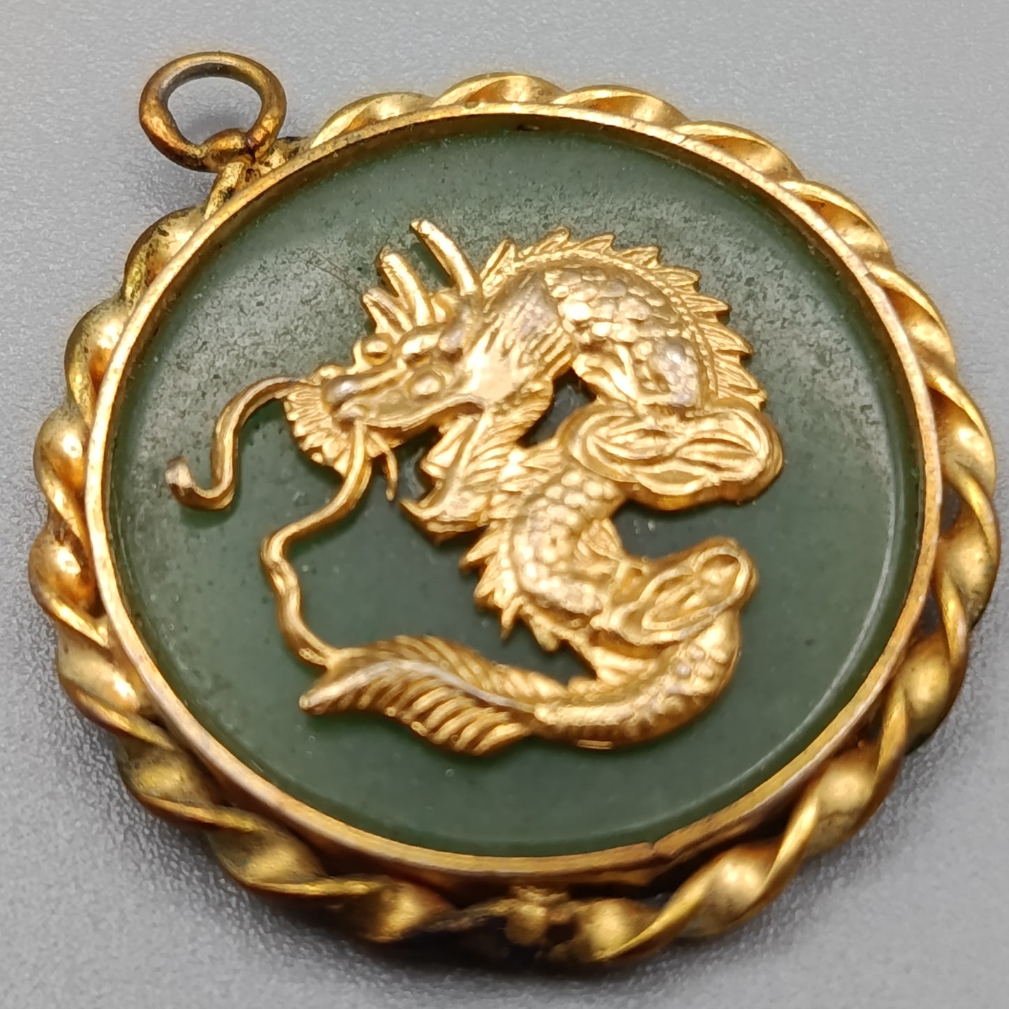 Klassischer Jade Drachen Anhänger Goldener Kettenanhänger
