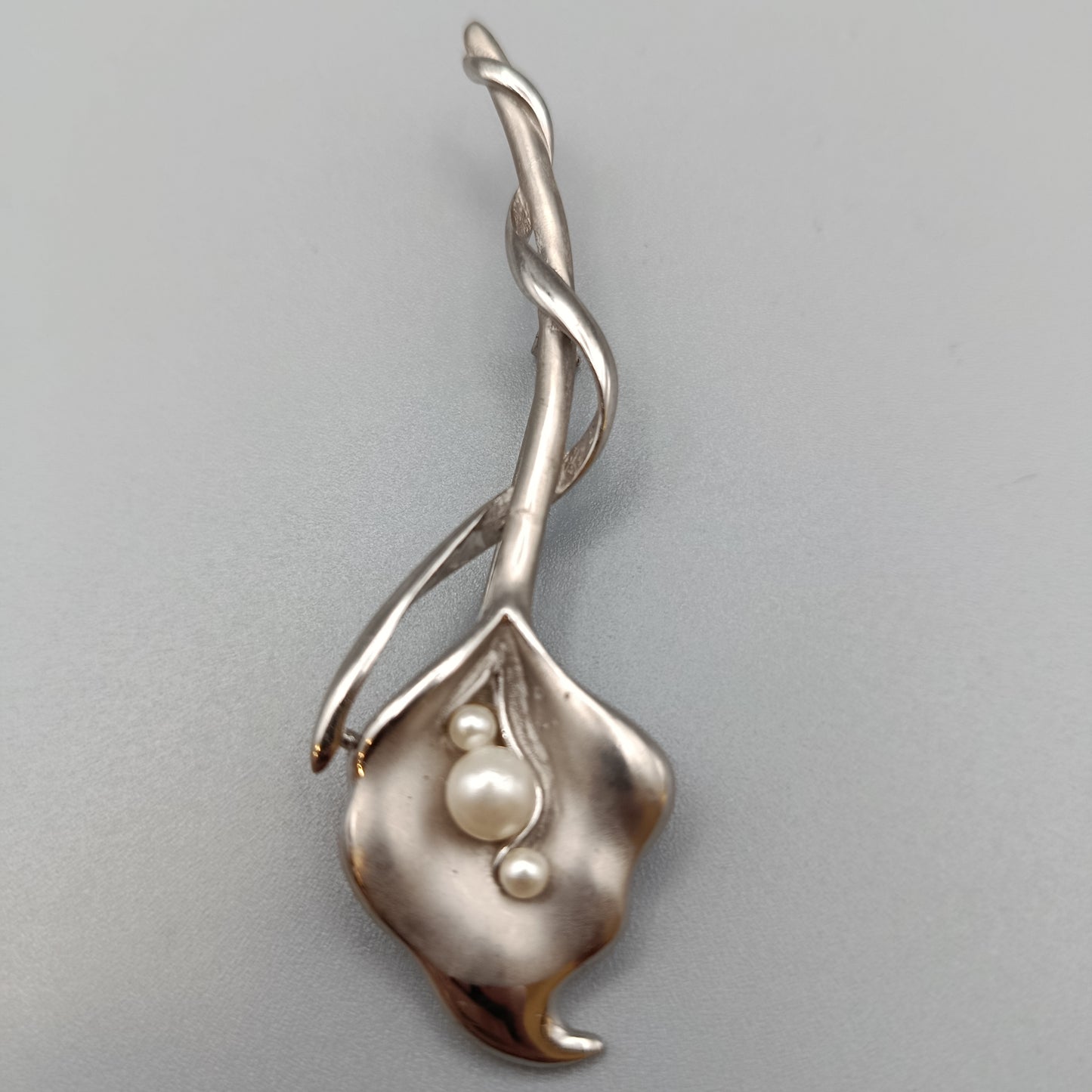 Elegante Calla Lilie Brosche Silberfarben mit Perlenbesatz