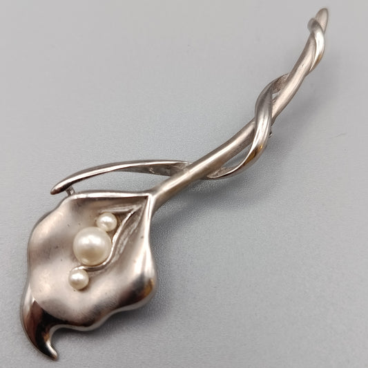Elegante Calla Lilie Brosche Silberfarben mit Perlenbesatz