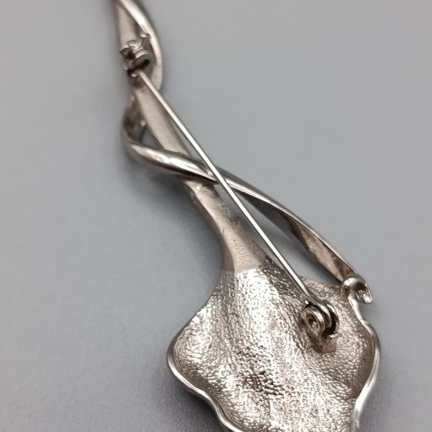 Elegante Calla Lilie Brosche Silberfarben mit Perlenbesatz