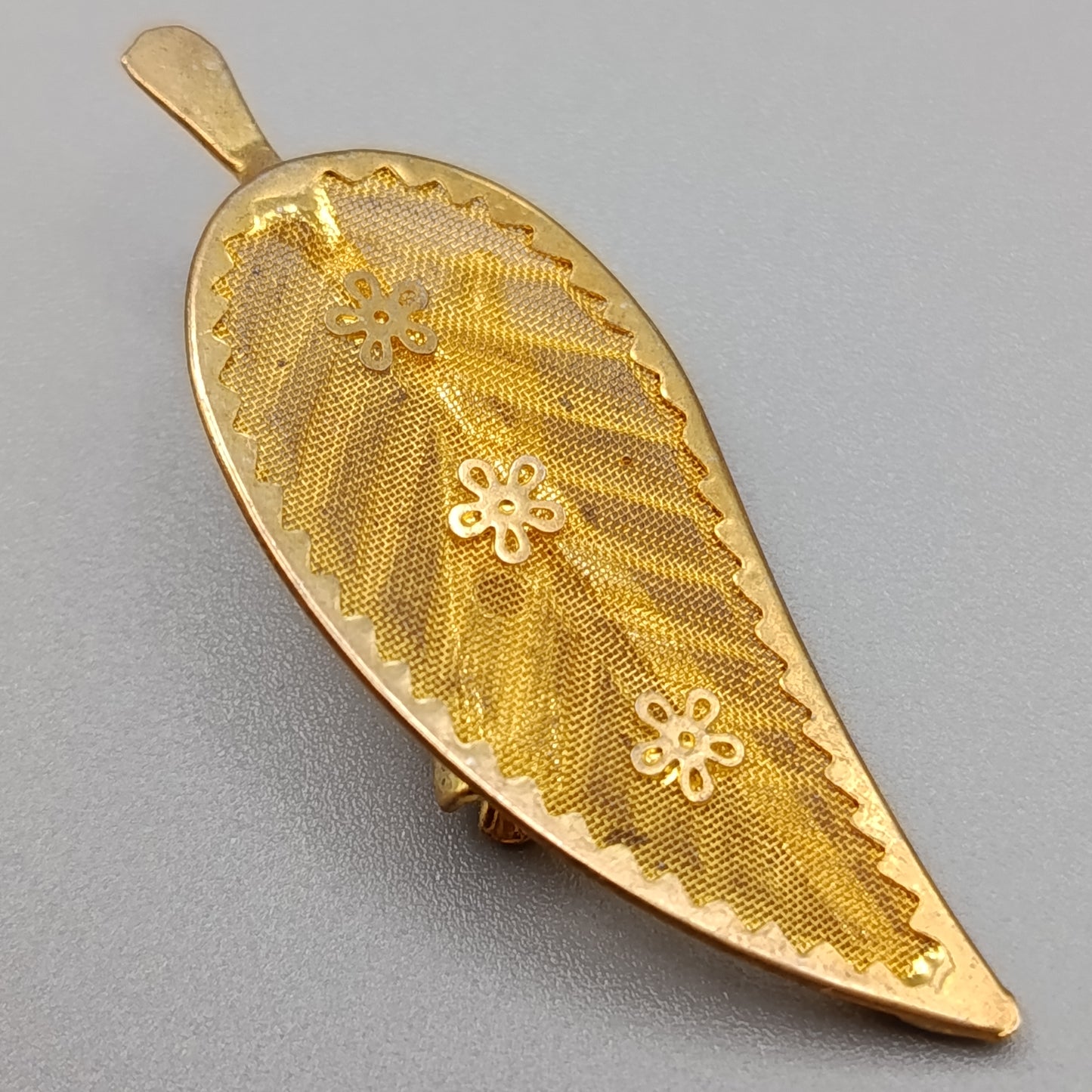 Filigrane Vintage Blatt Brosche – Goldfarbenes Netzdesign