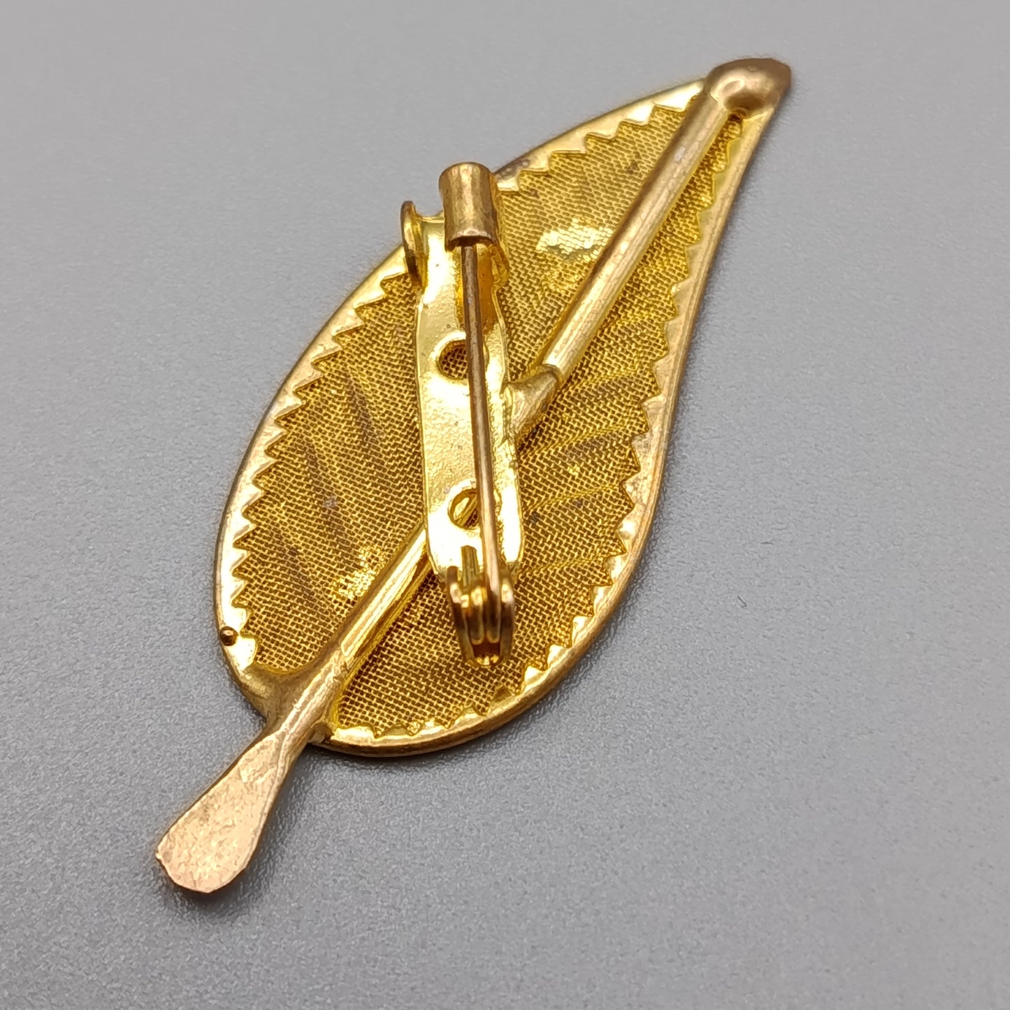 Filigrane Vintage Blatt Brosche – Goldfarbenes Netzdesign