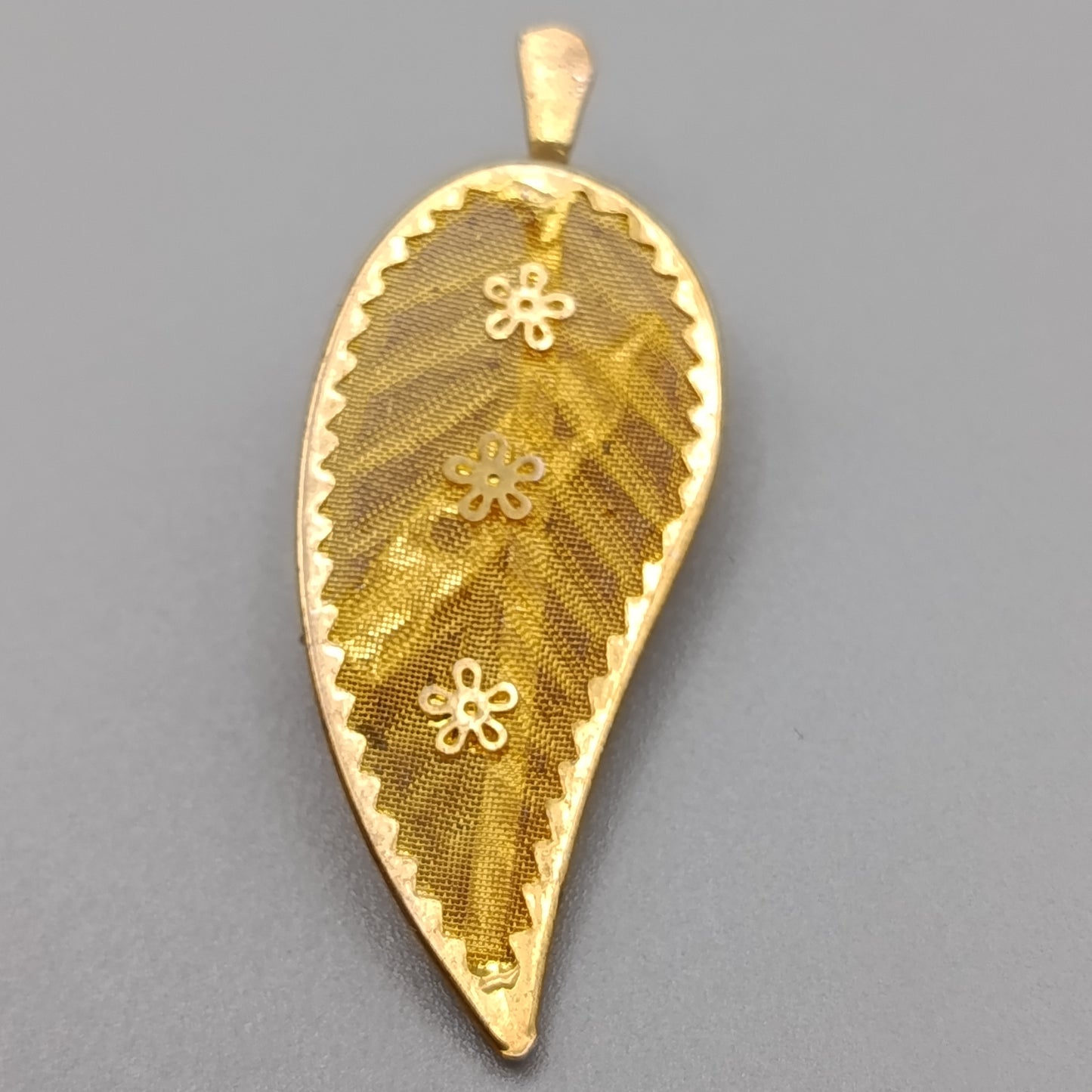 Filigrane Vintage Blatt Brosche – Goldfarbenes Netzdesign