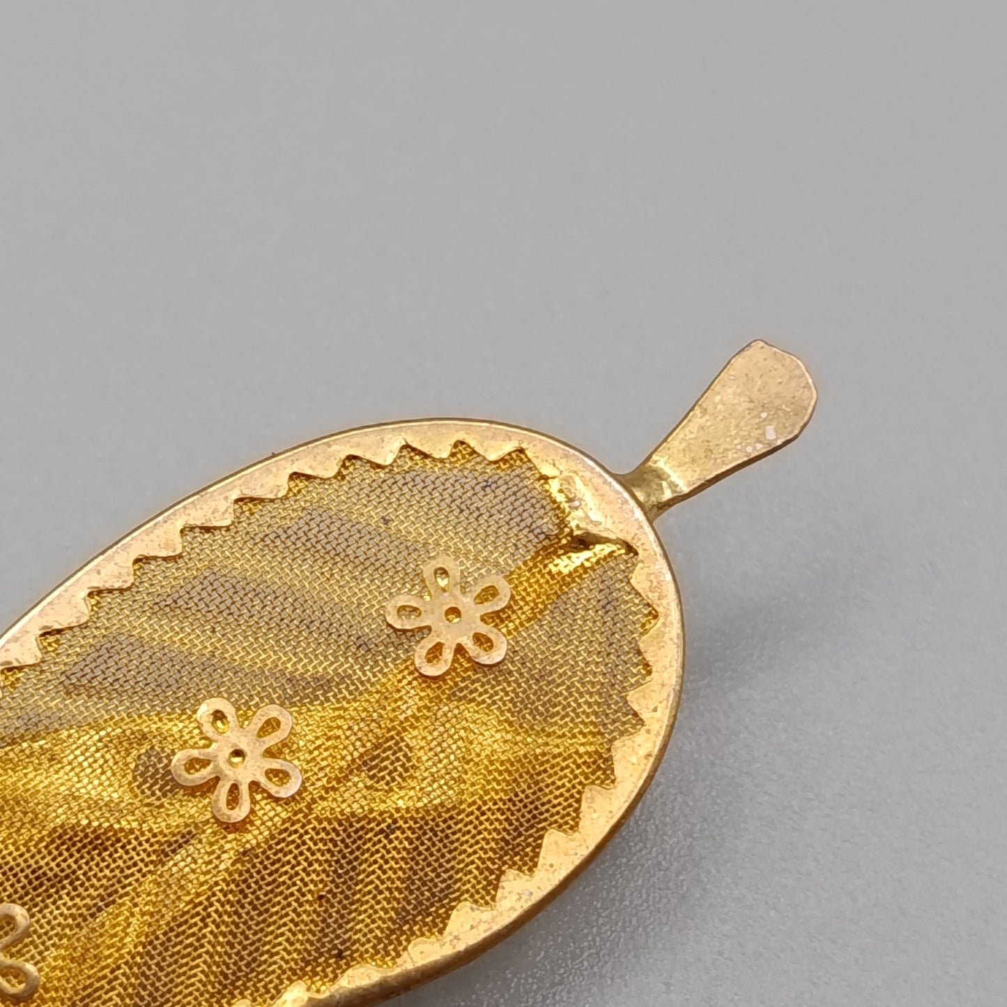 Filigrane Vintage Blatt Brosche – Goldfarbenes Netzdesign