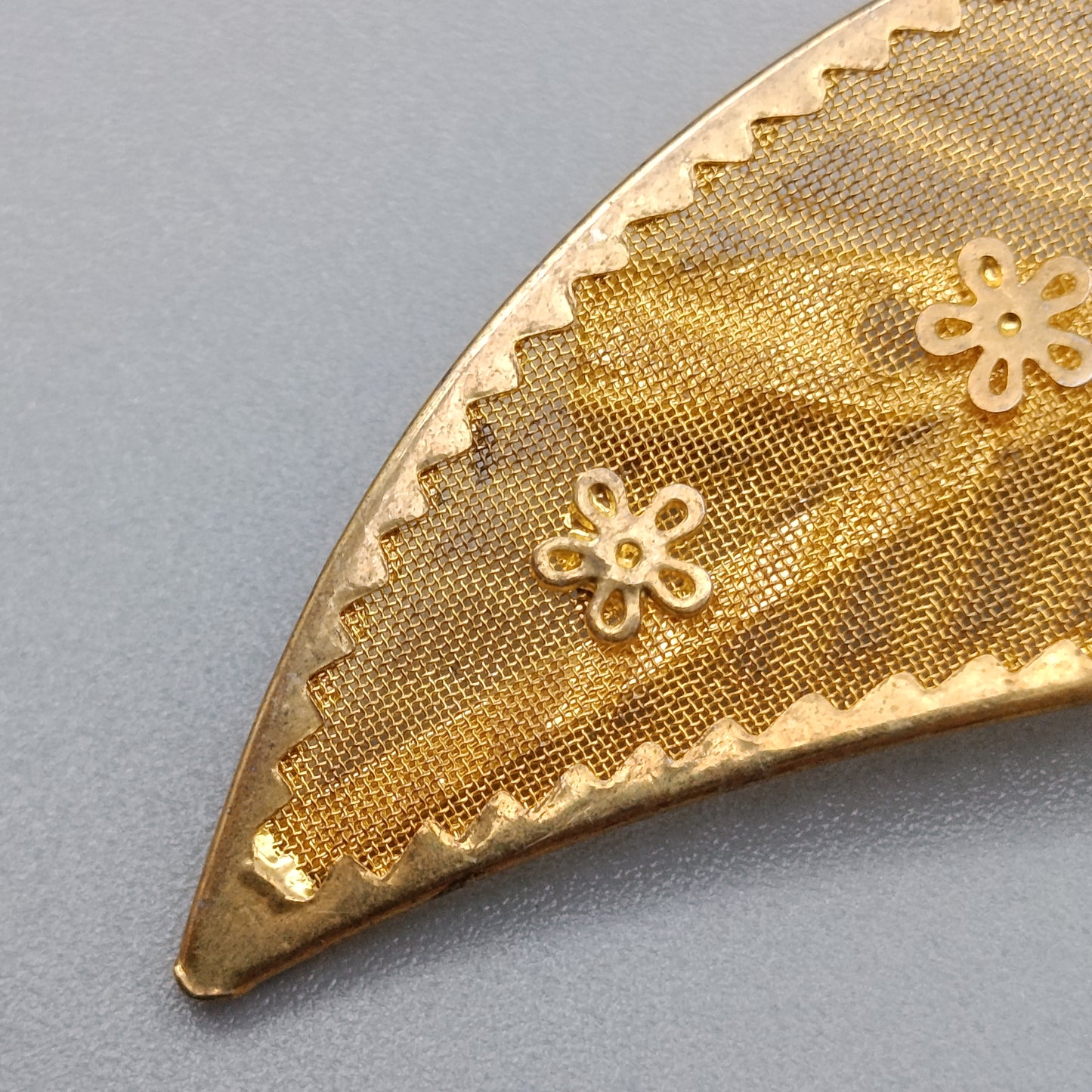 Filigrane Vintage Blatt Brosche – Goldfarbenes Netzdesign