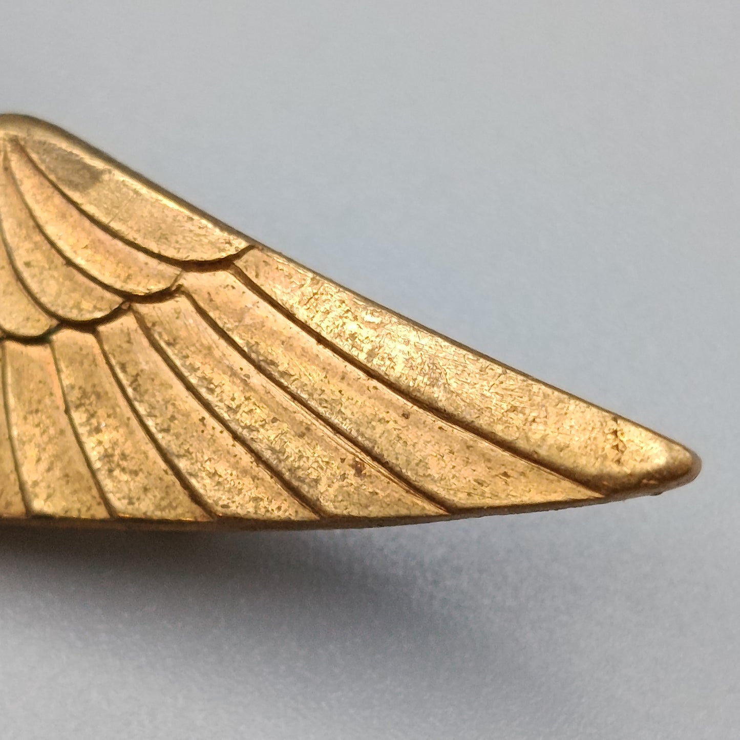 Klassische Pilotenflügel Goldfarbene Vintage  Brosche