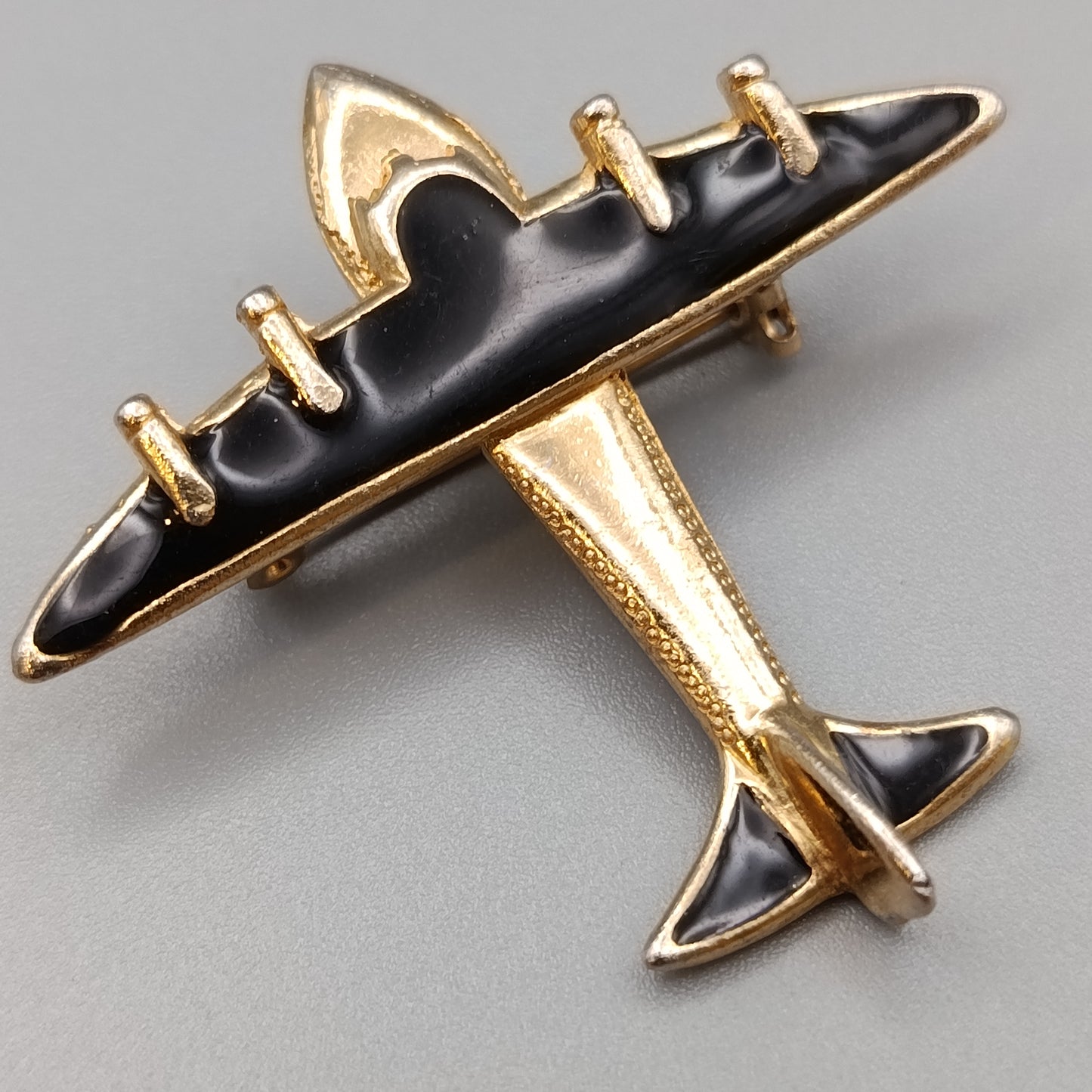 Elegante Flugzeug Brosche in Gold und Schwarz Vintage